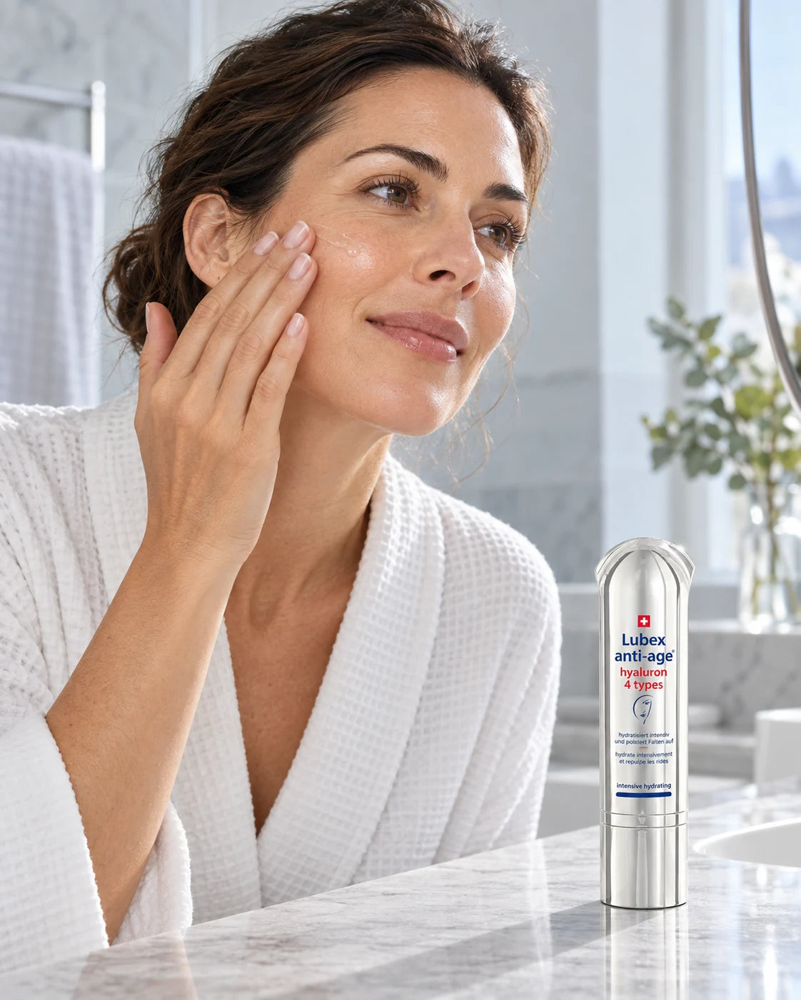 Anwendung des Hyaluron-Serums in der täglichen Pflegeroutine